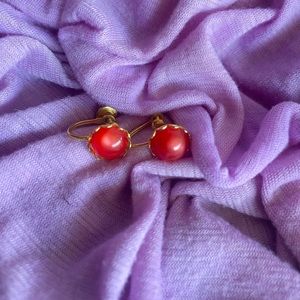 ✨Vintage gold tone earrings.✨